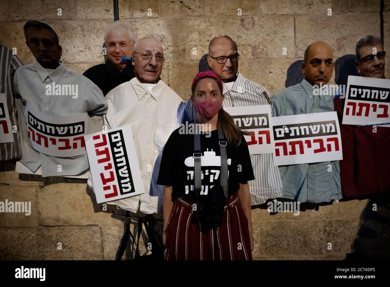 GERUSALEMME, ISRAELE - 20 SETTEMBRE: Un manifestante si trova accanto alle figure dei politici israeliani con la scritta "Corrupt Go Home" durante una manifestazione di massa che chiede le dimissioni di Benjamin Netanyahu per la sua accusa di corruzione e la gestione della pandemia di coronavirus vicino alla residenza ufficiale del primo ministro in un blocco a livello nazionale volto a contenere la pandemia di coronavirus 20 settembre 2020 a Gerusalemme, Israele. Foto Stock