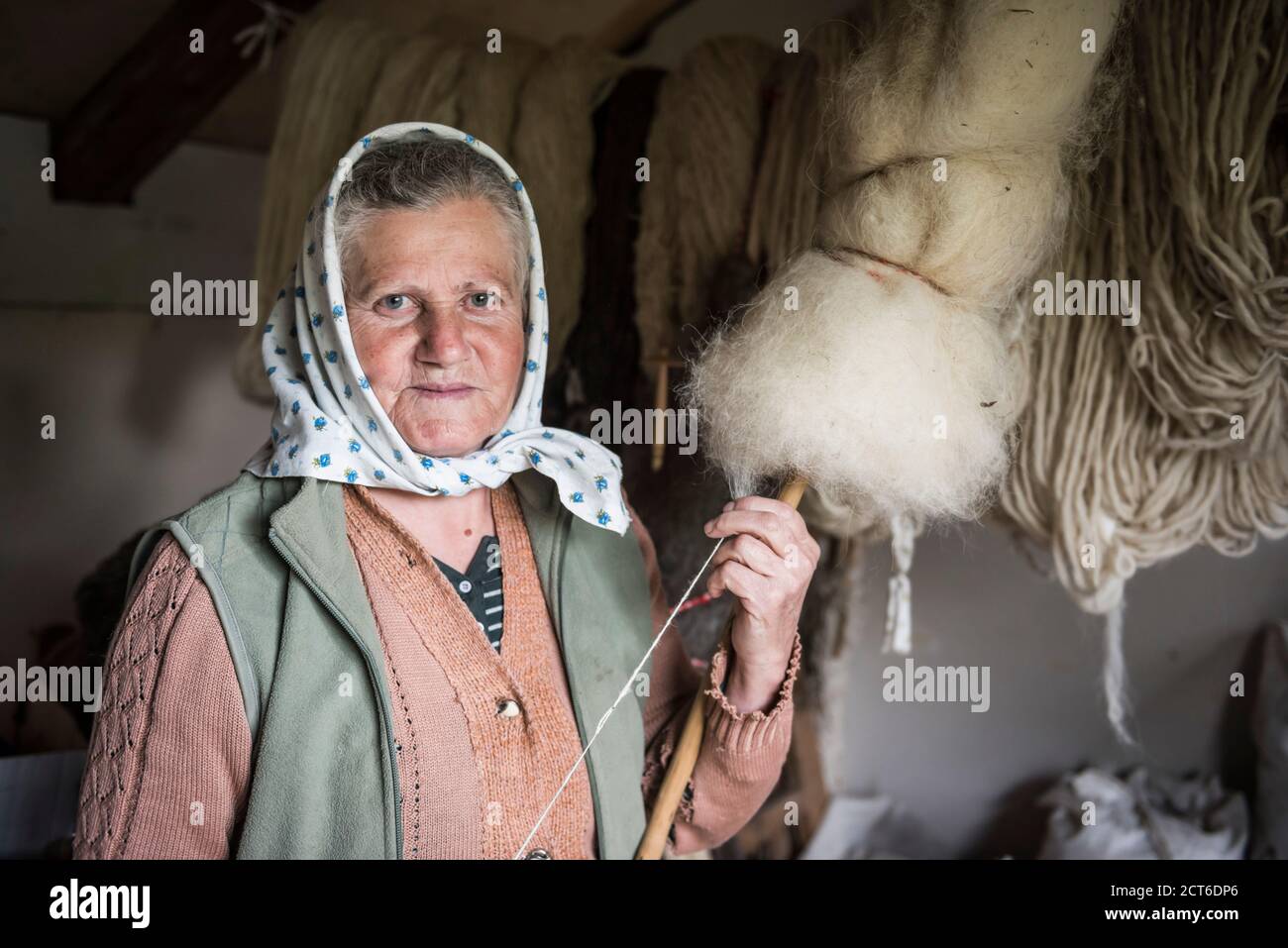 Donna filatura lana, Sarbi, Maramures, Romania Foto Stock