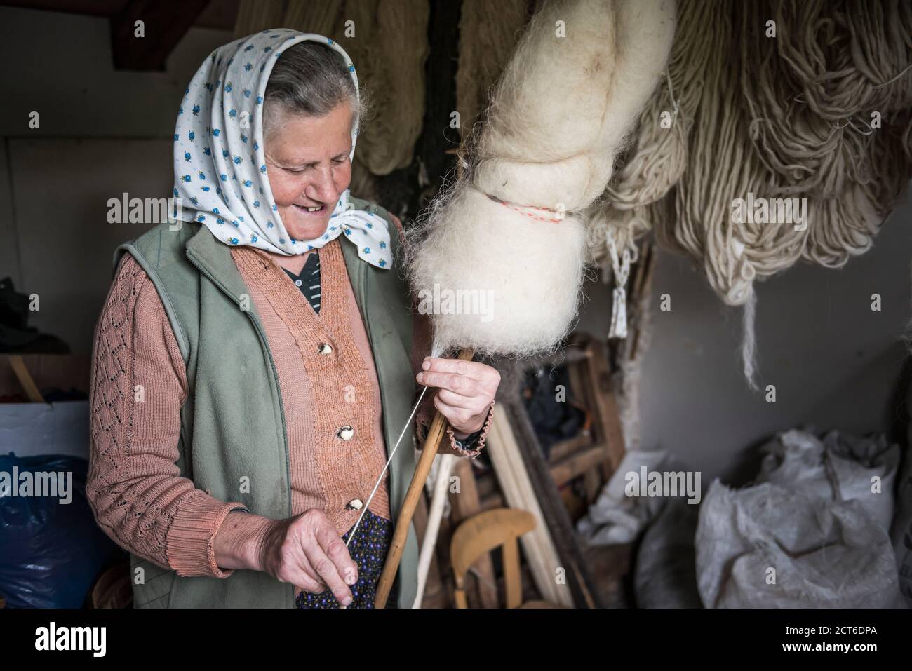 Donna filatura lana, Sarbi, Maramures, Romania Foto Stock