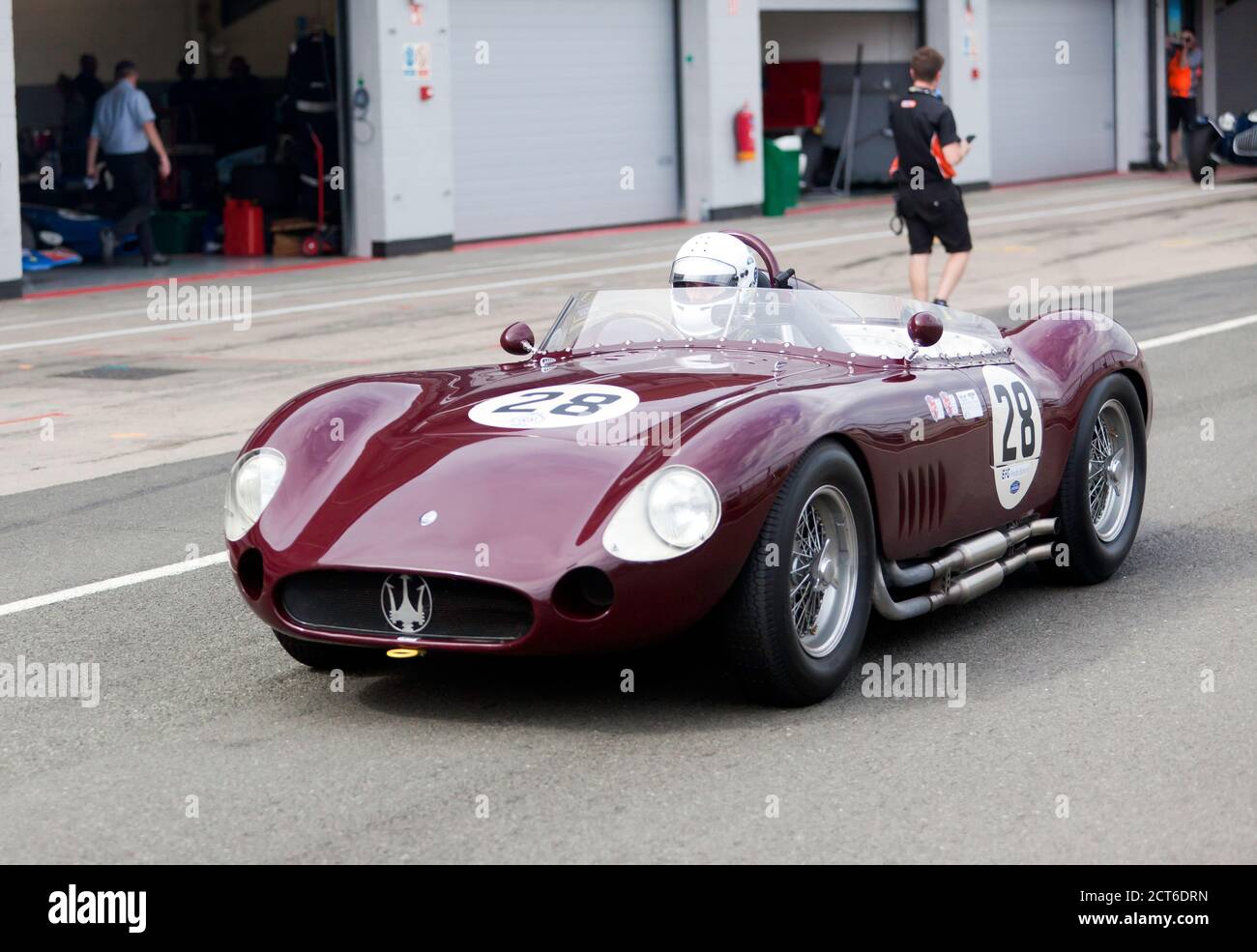 Martin Halusa guida la sua 1957 Maserati 300S, lungo la National Pit Lane, durante il Trofeo Stirling Moss per le vetture Sport Pre '61, sessione di qualificazione. Foto Stock