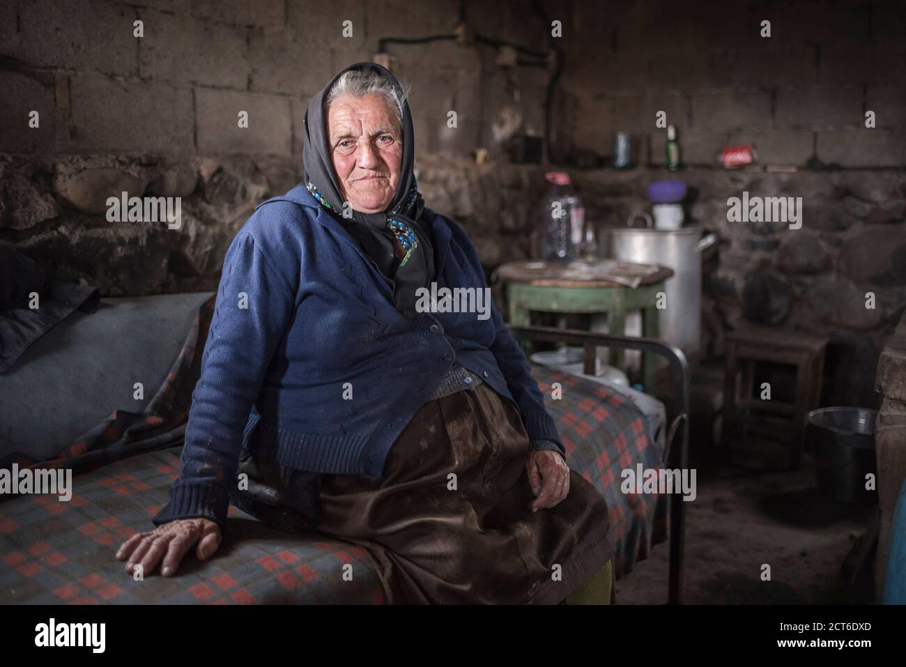 Donna che tende ad una distilleria per fare Palinka, uno spirito rumeno tradizionale, Sarbi, Maramures, Romania Foto Stock