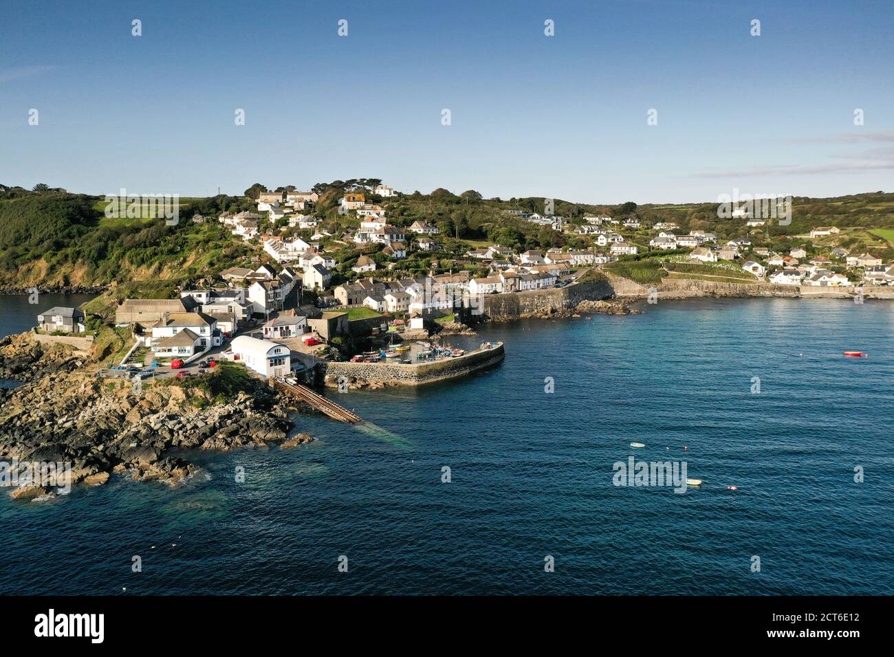 COVERACK, CORNOVAGLIA, REGNO UNITO - 10 SETTEMBRE 2020. Un'immagine aerea del paesaggio dal drone del pittoresco villaggio di pescatori della Cornovaglia e del porto di Coverack Foto Stock