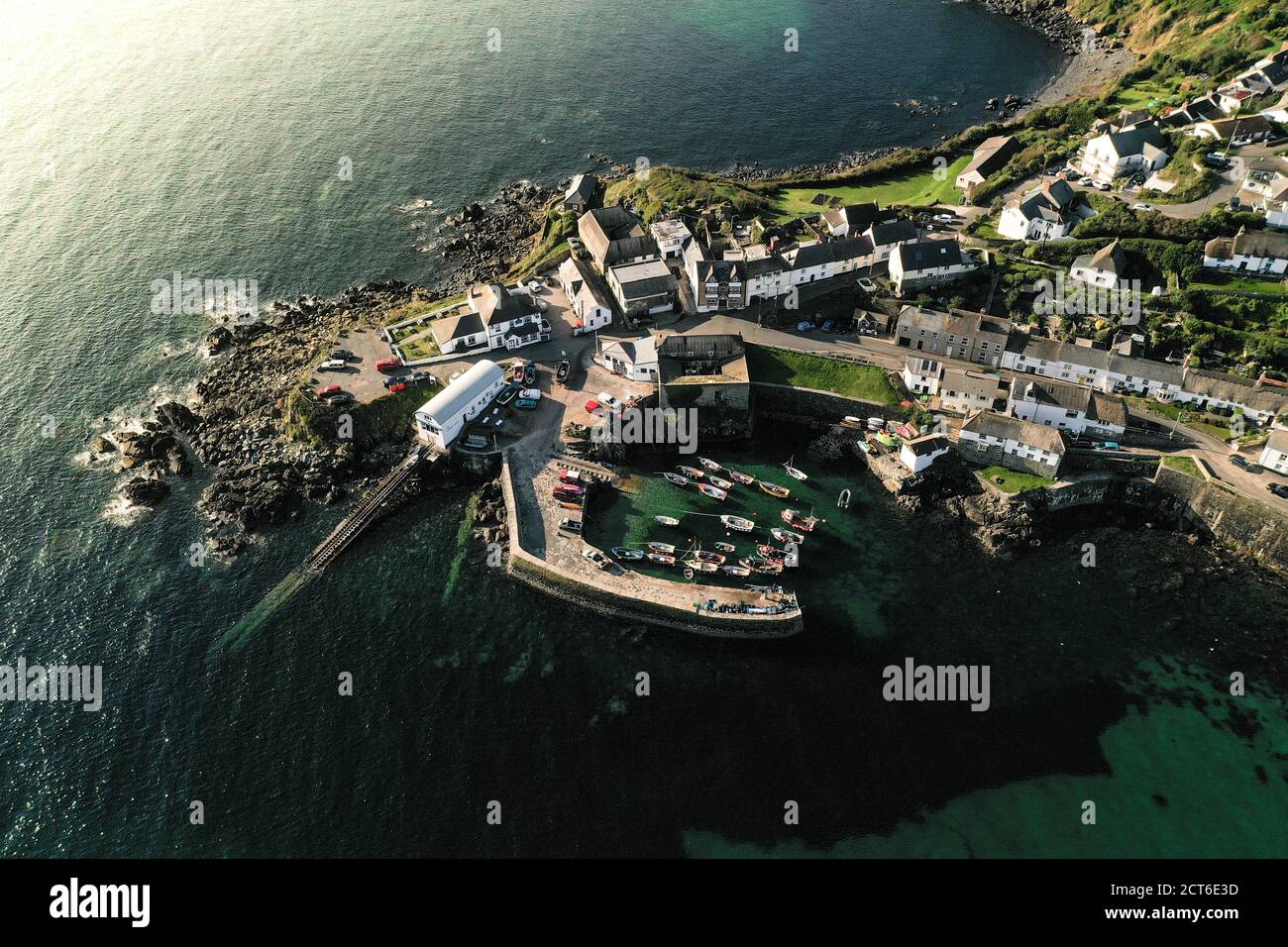 COVERACK, CORNOVAGLIA, REGNO UNITO - 10 SETTEMBRE 2020. Un'immagine aerea del paesaggio dal drone del pittoresco villaggio di pescatori della Cornovaglia e del porto di Coverack Foto Stock