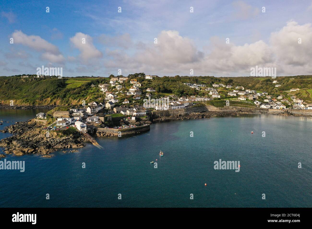 COVERACK, CORNOVAGLIA, REGNO UNITO - 12 SETTEMBRE 2020. Un'immagine aerea del paesaggio dal drone del pittoresco villaggio di pescatori della Cornovaglia di Coverack in Cornovaglia Foto Stock