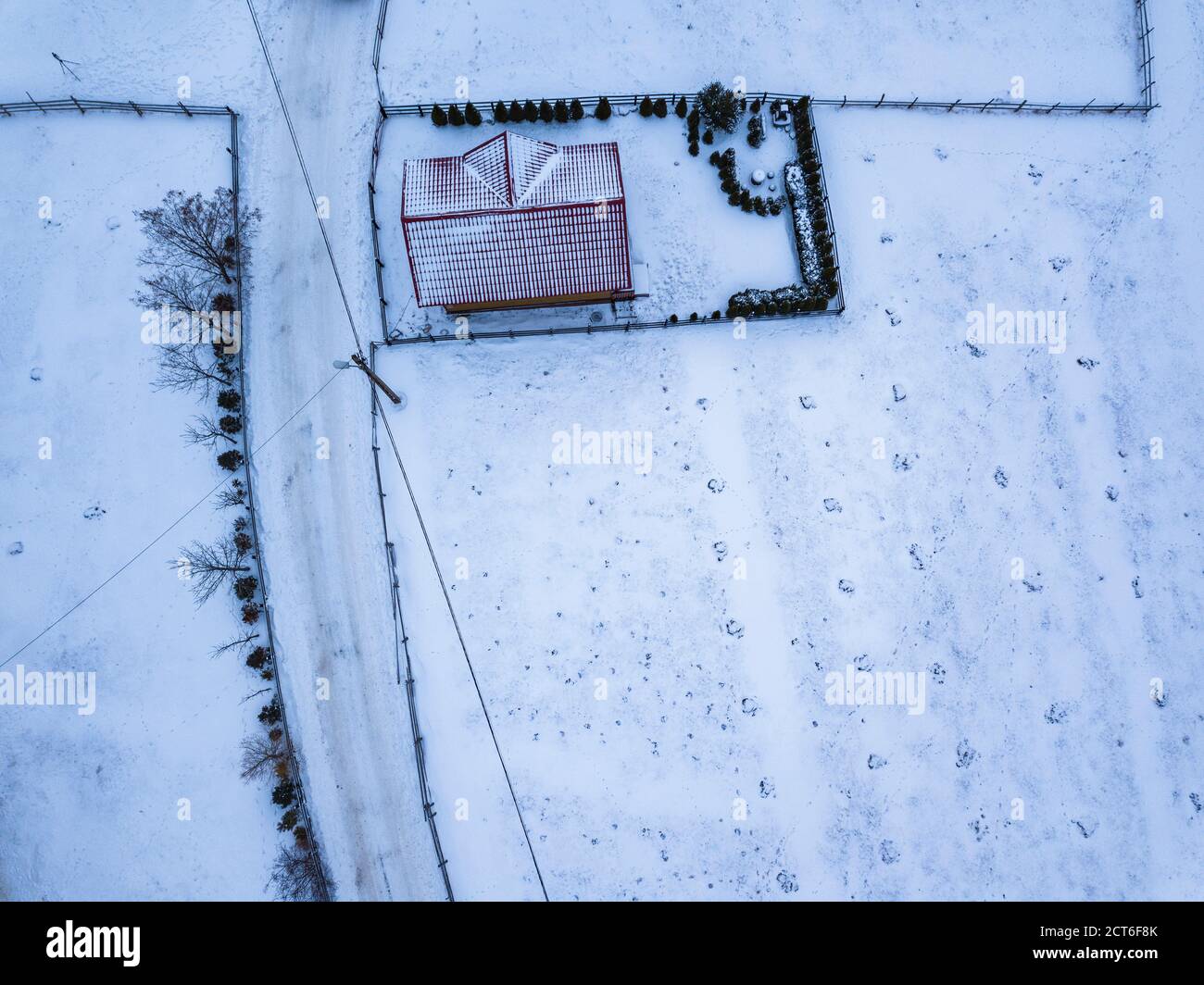 Casa coperta di neve nei Monti Carpazi, Bran, Transilvania, Romania drone Foto Stock