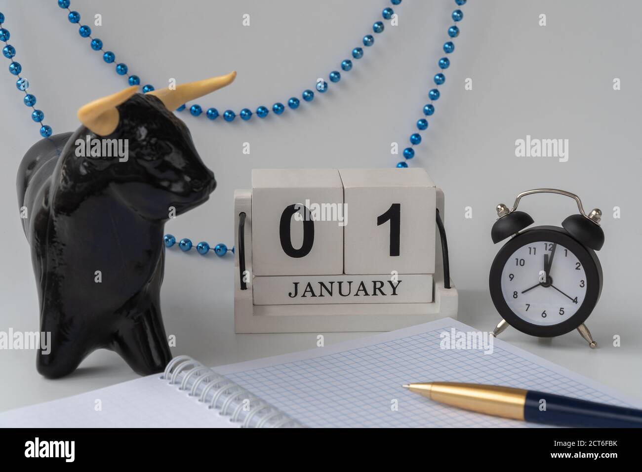 statua del toro e il calendario. Gennaio 01, pianificazione per la giornata Foto Stock