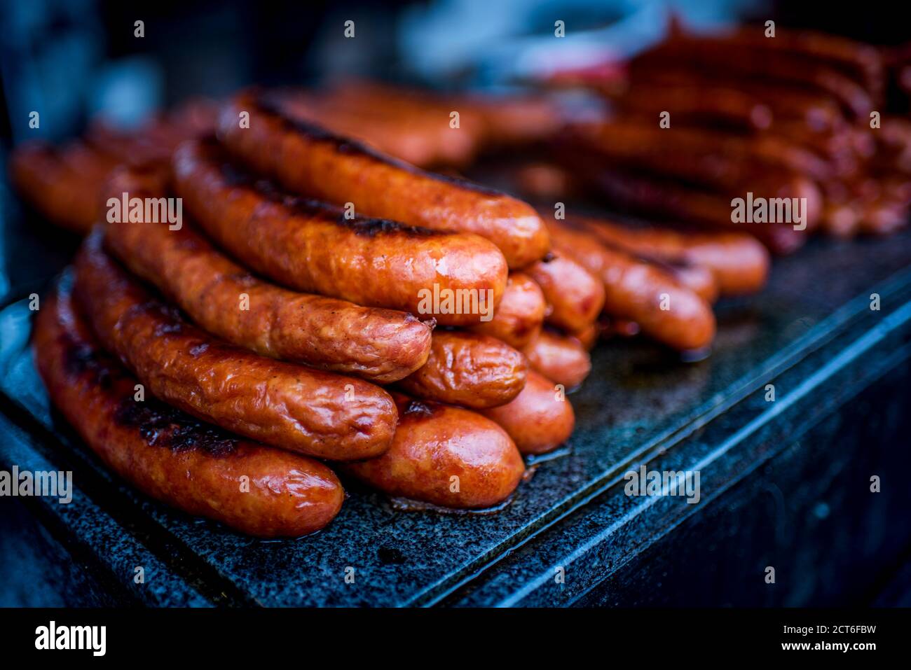 Cibo tradizionale rumeno nel mercato di Bran, Transilvania, Romania Foto Stock