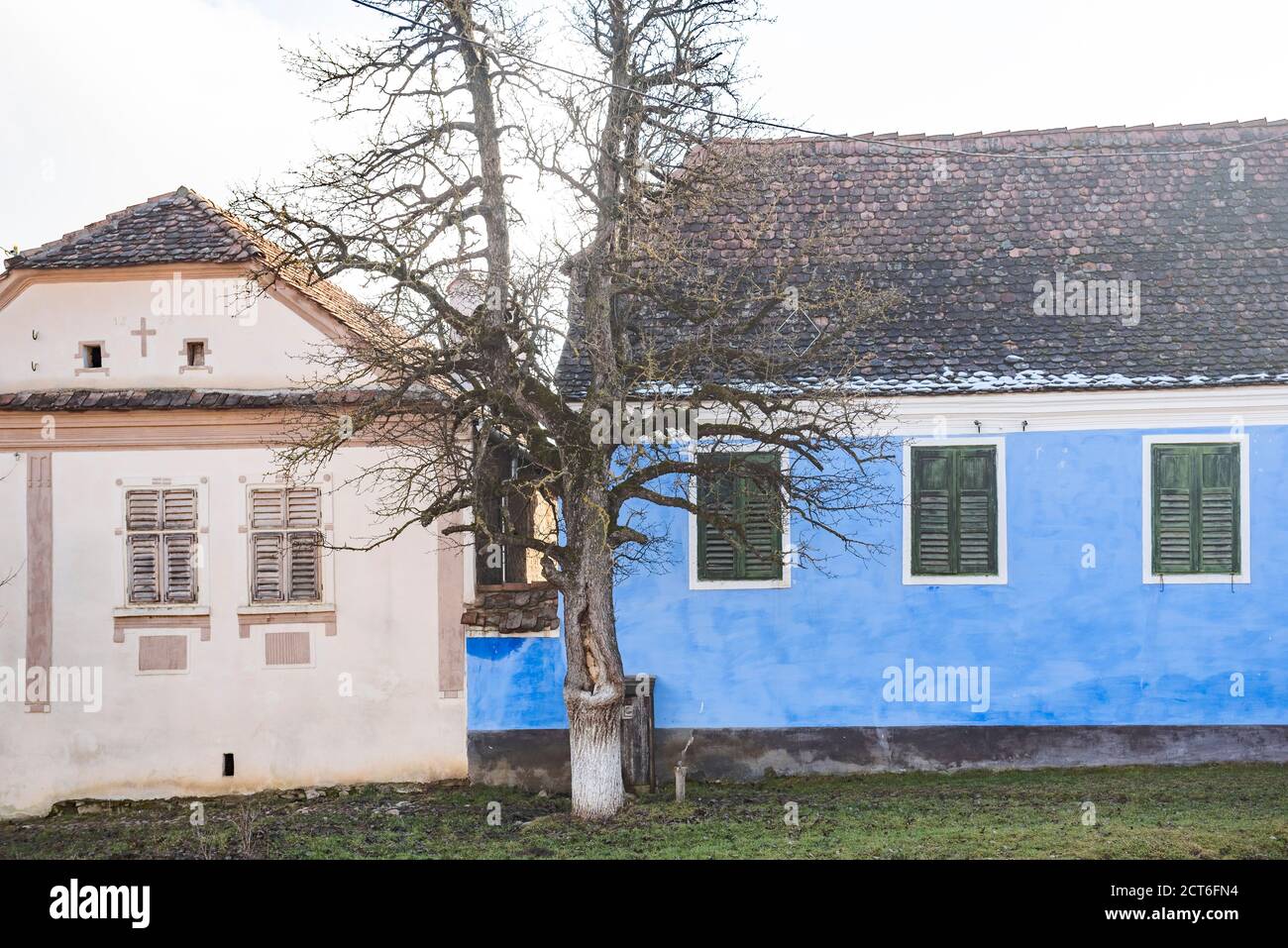 Case colorate a Viscri, Patrimonio dell'Umanità dell'UNESCO, Transilvania, Romania Foto Stock