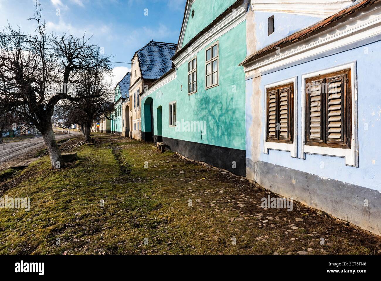 Case colorate a Viscri, Patrimonio dell'Umanità dell'UNESCO, Transilvania, Romania Foto Stock