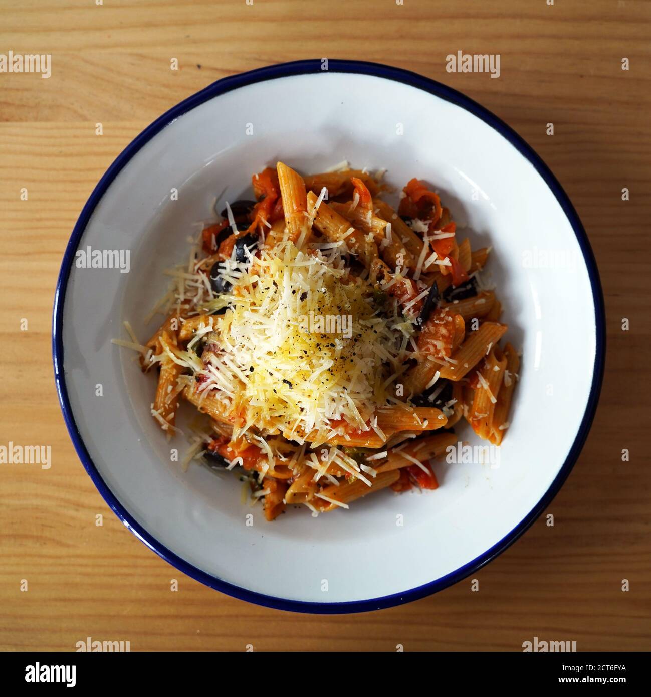Penne con salsa di pomodoro, parmigiano e basilico fresco Foto Stock