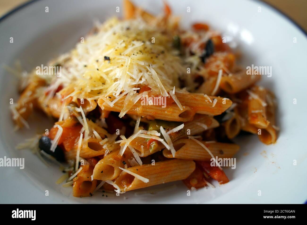 Penne con salsa di pomodoro, parmigiano e basilico fresco Foto Stock