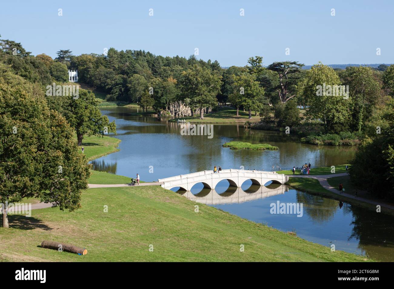 Vista del lago e di alcuni folli nel Paishill Park, un grande giardino inglese del 18 ° secolo, Surrey. Foto Stock