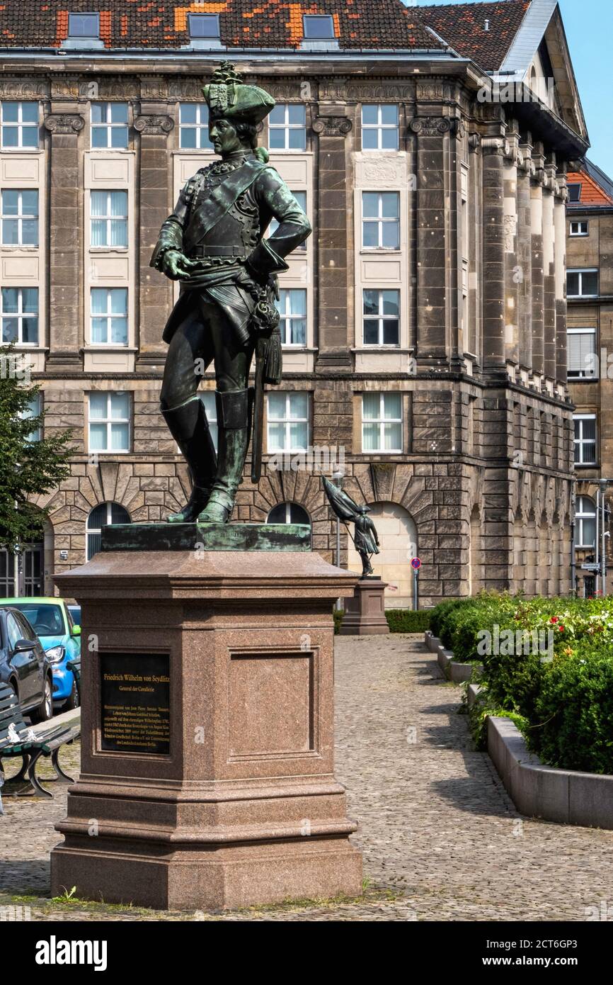 Berlino, Mitte, Zietenplatz. Statua di Friedrich Wilhelm von Seydlitz 1721–1773, Prussiano Generale della Cavalleria, copia della scultura in bronzo di August Kiss Foto Stock