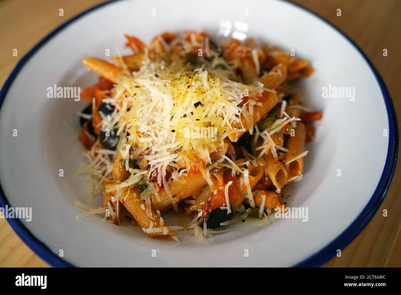 Penne con salsa di pomodoro, parmigiano e basilico fresco Foto Stock