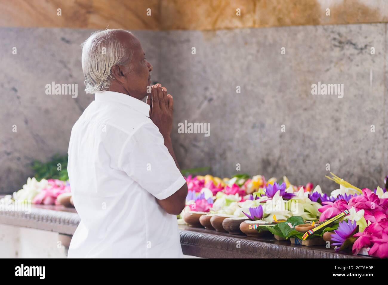 Città sacra di Anuradhapura, buddista uomo pregando in Sri Maha Bodhi in Mahavihara (il grande monastero), Sri Lanka, Asia Foto Stock