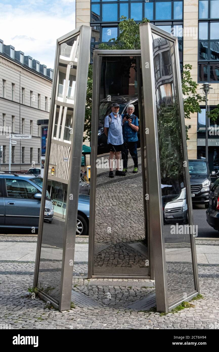 Monumento su Hausvogteiplatz per commemorare la persecuzione dell'industria ebraica dell'abbigliamento durante l'epoca nazista da parte dell'artista Rainer Görß, Mitte-Berlin. Foto Stock