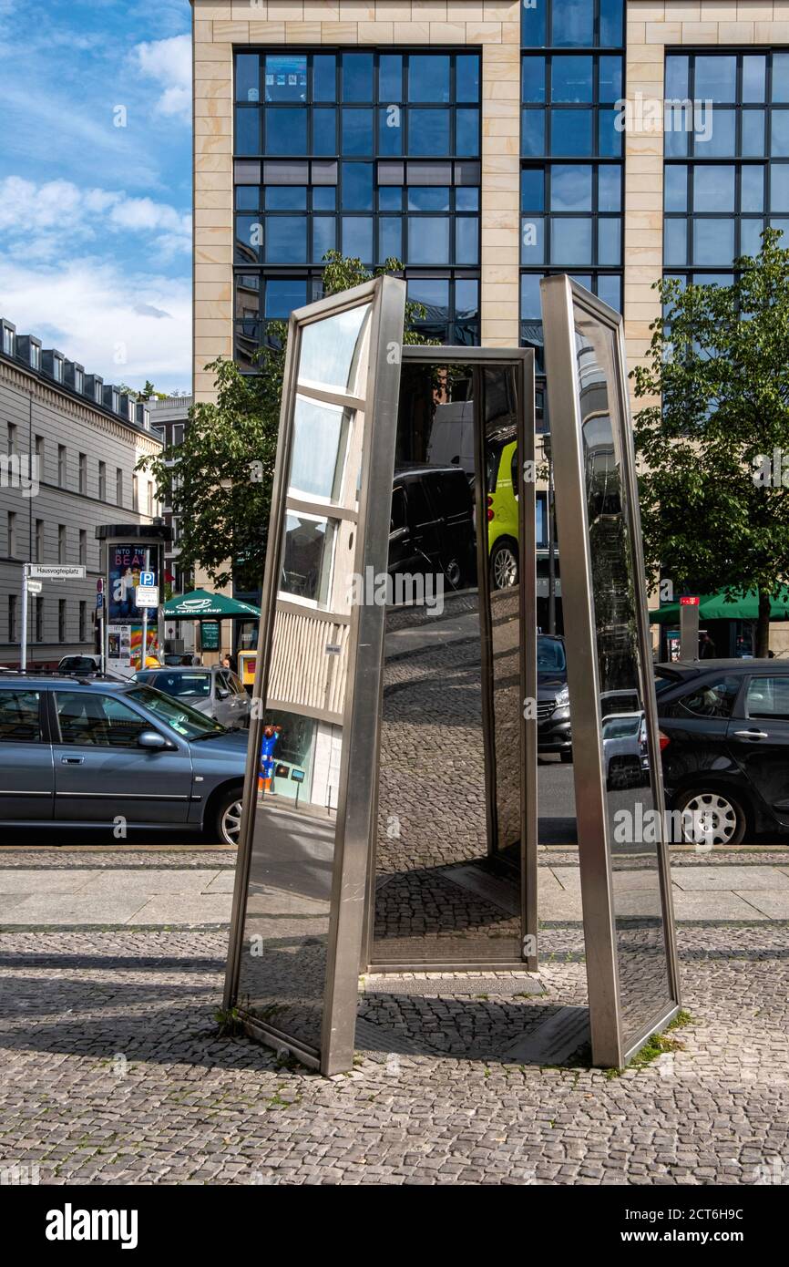 Monumento su Hausvogteiplatz per commemorare la persecuzione dell'industria ebraica dell'abbigliamento durante l'epoca nazista da parte dell'artista Rainer Görß, Mitte-Berlin. Foto Stock