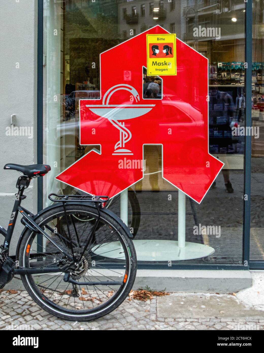 Un logo della farmacia e si prega di indossare un cartello con la maschera durante il COVID-19 Pandemia - Mitte Berlino Foto Stock