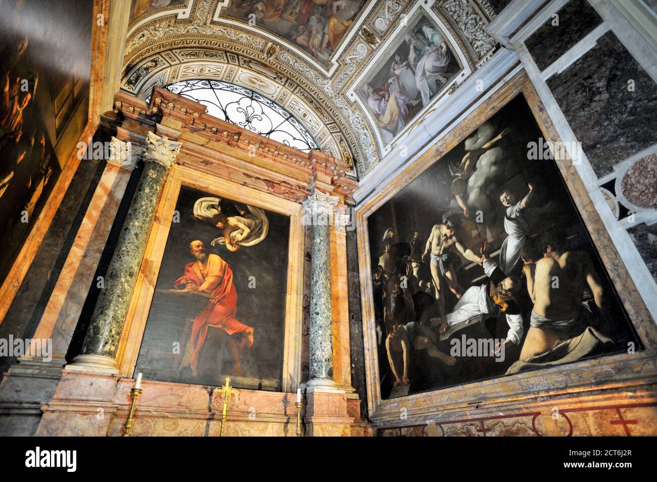Italia, Roma, chiesa di San Luigi dei Francesi, Cappella San Matteo (Cappella Contarelli), dipinti di Caravaggio, da sinistra l'ispirazione di San Matteo Foto Stock