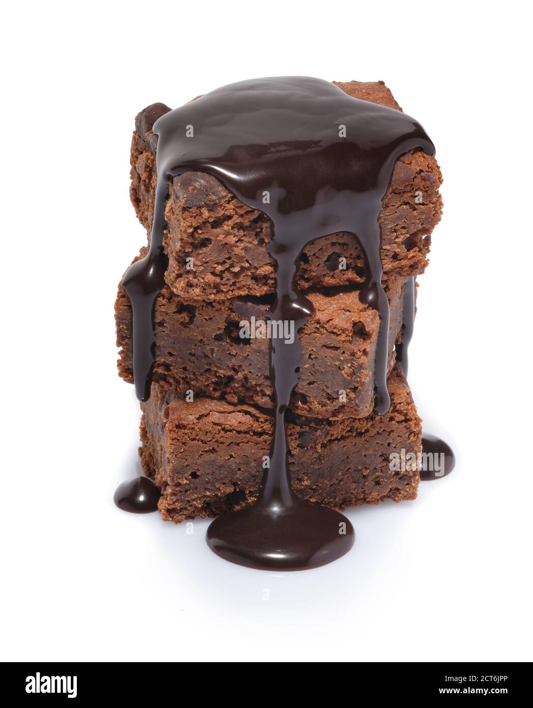 Una pila di tre brownie al cioccolato uno sopra l'altro con salsa al cioccolato. Foto Stock