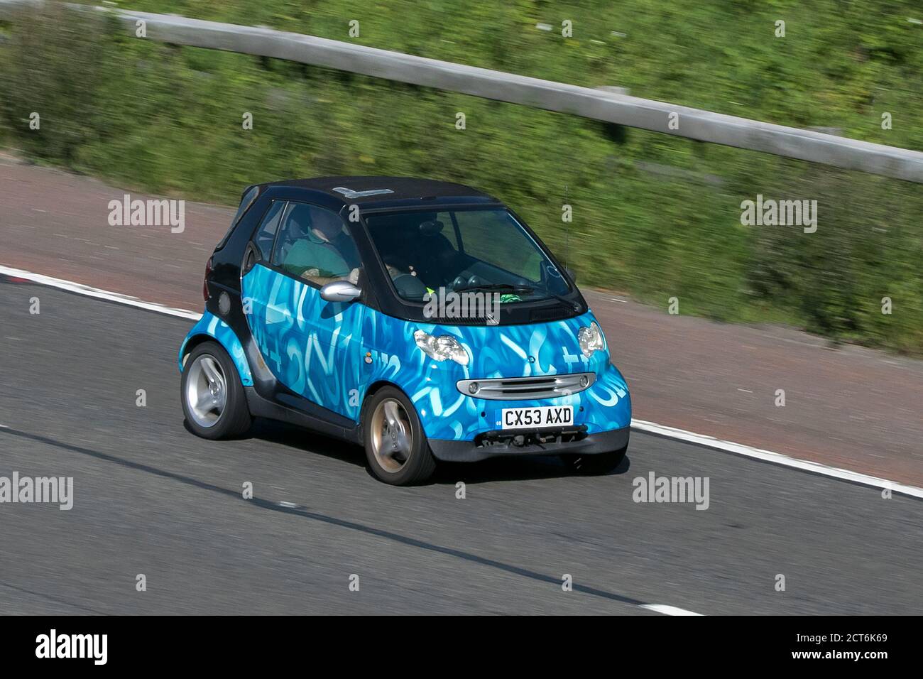 2003 Smart City Passion Black Car Coupe benzina sulla M6 autostrada vicino Preston a Lancashire, Regno Unito Foto Stock