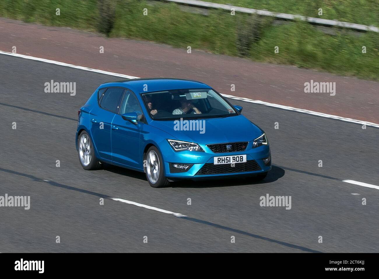 RH51BOB Seat Leon Fr TDI Blue Car Hatchback Diesel guida sull'autostrada M6 vicino Preston a Lancashire, Regno Unito Foto Stock