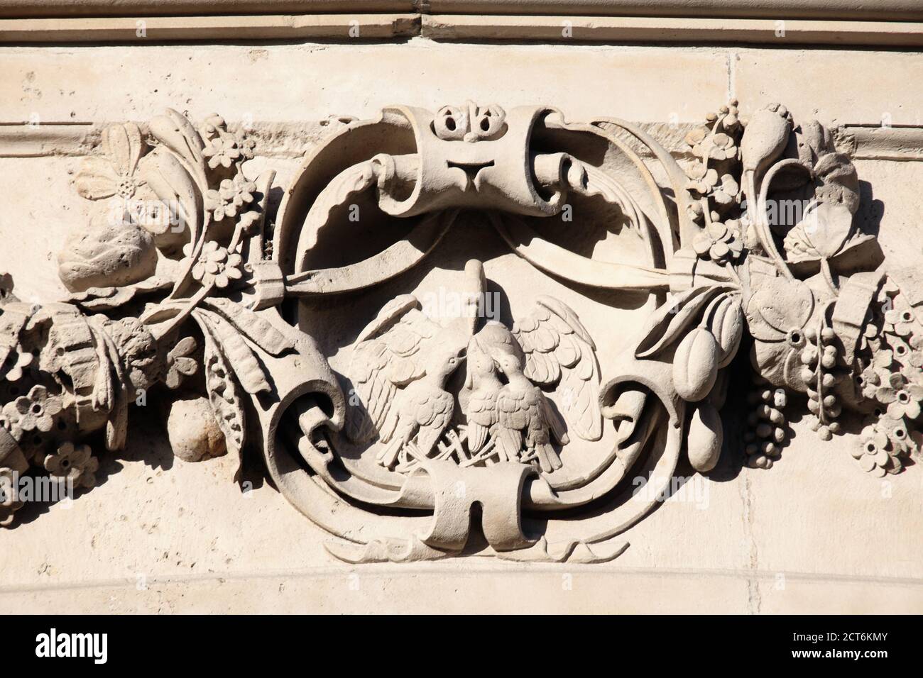 Decorazione scultorea all’esterno della Cattedrale di San Paolo in Londra Inghilterra Regno Unito che è una popolare destinazione turistica attrazione punto di riferimento sia Foto Stock