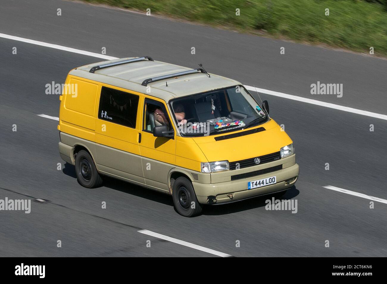 2001 giallo VW Volkswagen Transporter TDI SWB guidando sull'autostrada M6 vicino Preston in Lancashire, Regno Unito. Foto Stock