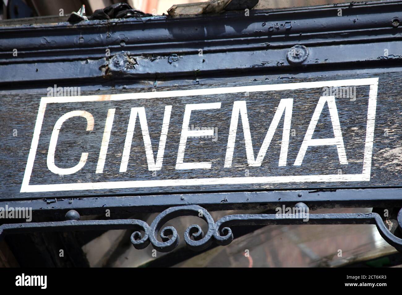 Il vecchio cinema segno teatro di cinema che fa pubblicità a una famiglia di vita notturna foto d'azione di film di intrattenimento Foto Stock