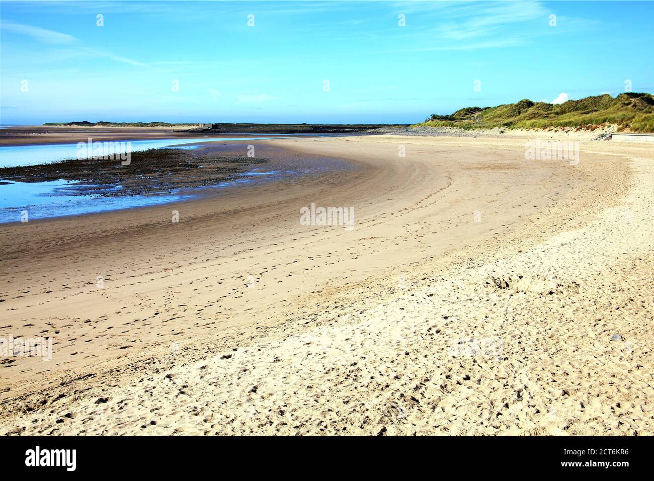 La spiaggia di sabbia costa a Burry Port presso l'estuario di Loughor sulla penisola di Gower, Carmarthenshshire Galles del Sud UK foto stock Foto Stock