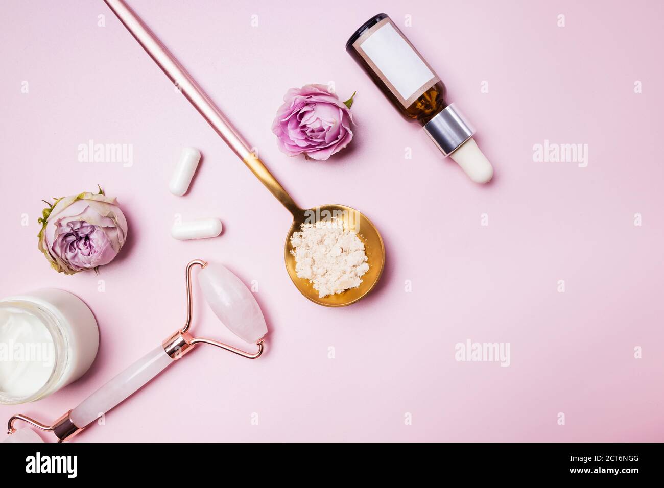 Accessori per la cura della pelle su sfondo rosa. Foto Stock