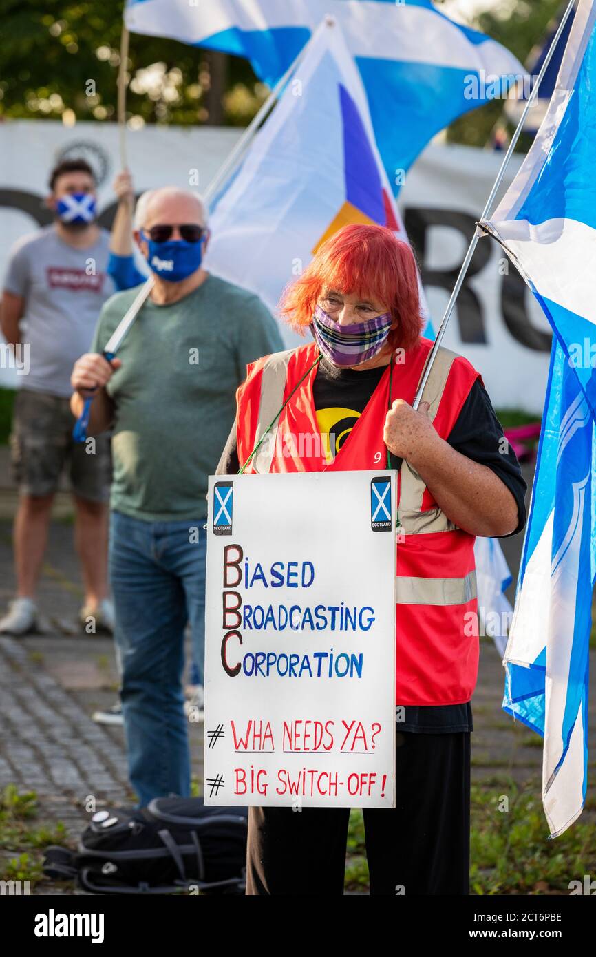 Donna che ha una bandiera scozzese che protestava al di fuori del quartier generale scozzese della BBC a Pacific Quay, Glasgow, Scozia, Regno Unito. Foto Stock