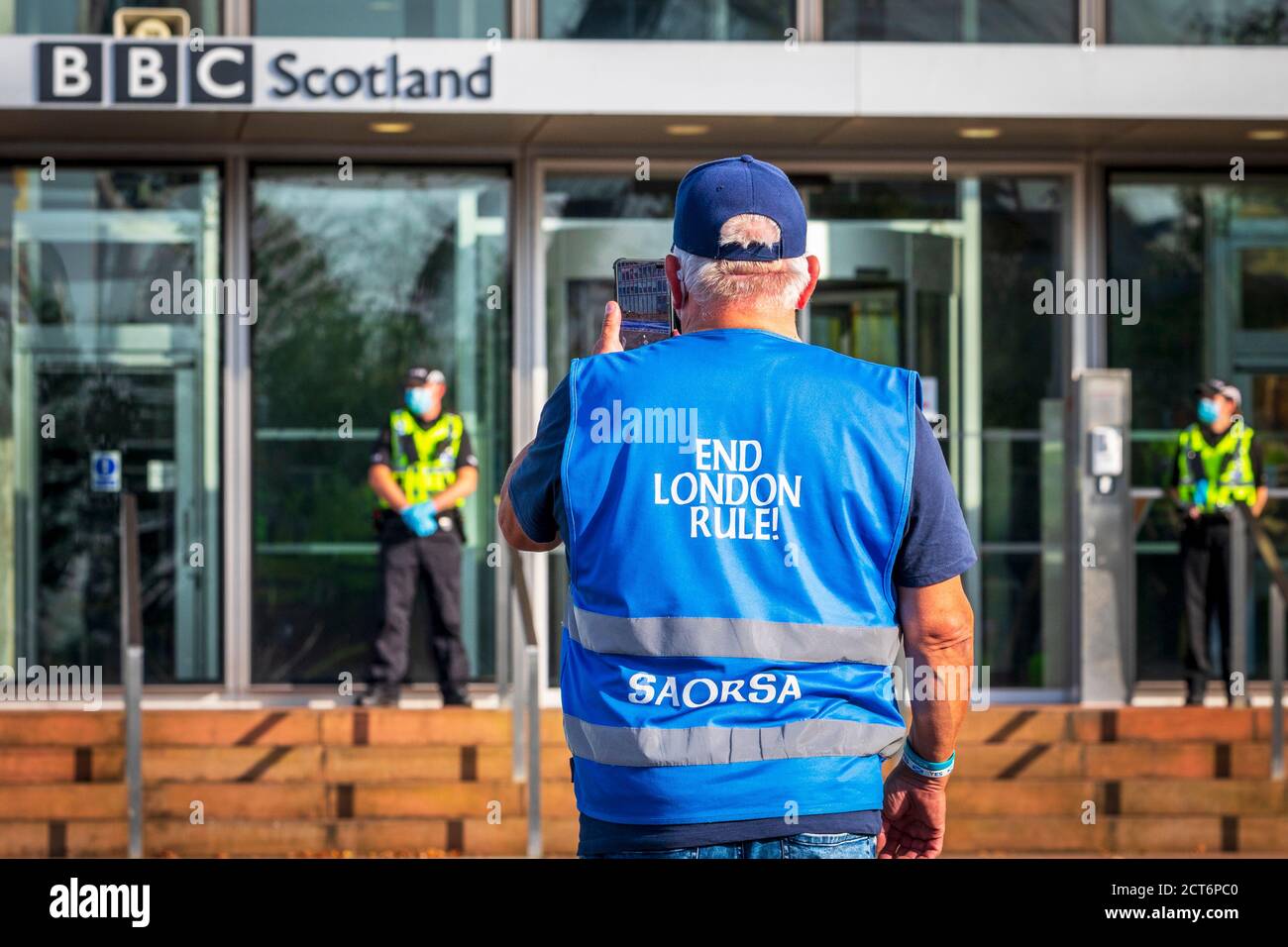Uomo che indossa una giacca indipendente pro-scozzese che protesta fuori dalla sede scozzese della BBC a Pacific Quay, Glasgow, Scozia, Regno Unito. Foto Stock