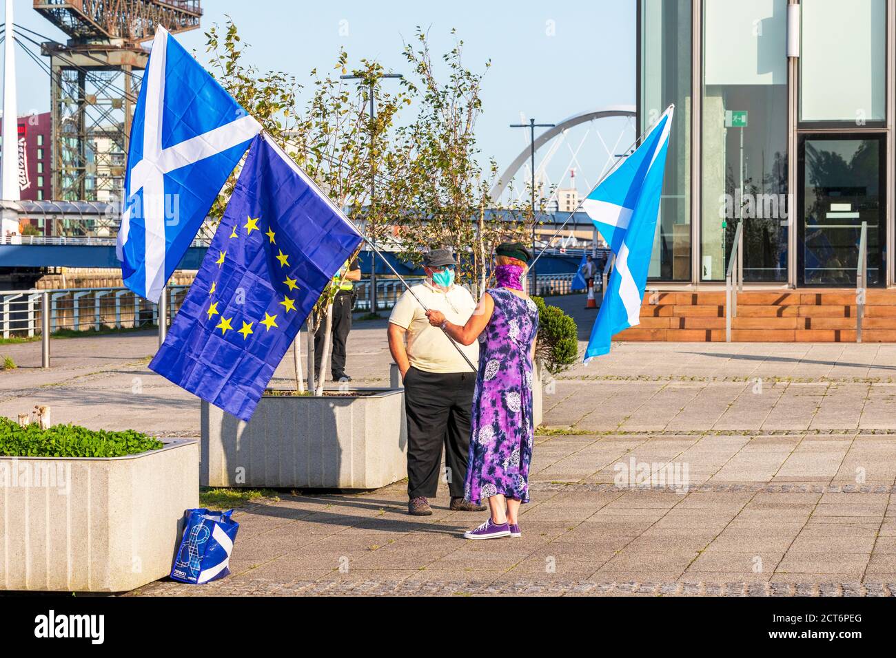 Uomo e donna che partecipano a una manifestazione su presunte segnalazioni politiche contro la SNP, protestando al di fuori della sede scozzese della BBC Foto Stock