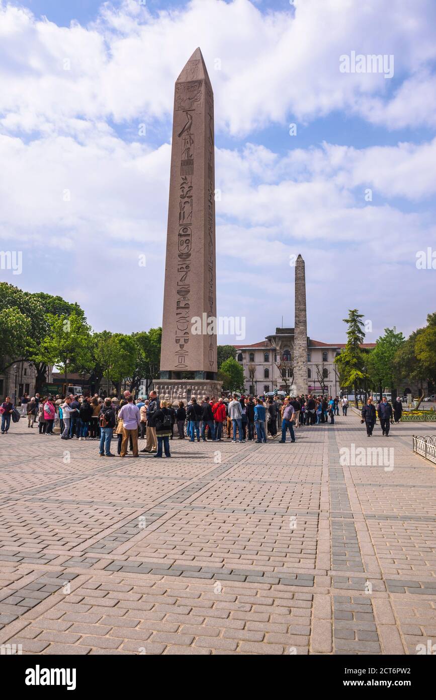 L'Obelisco egiziano e la colonna di Costantino, rovine bizantine in Piazza dell'Ippodromo, Istanbul, Turchia, Europa orientale Foto Stock