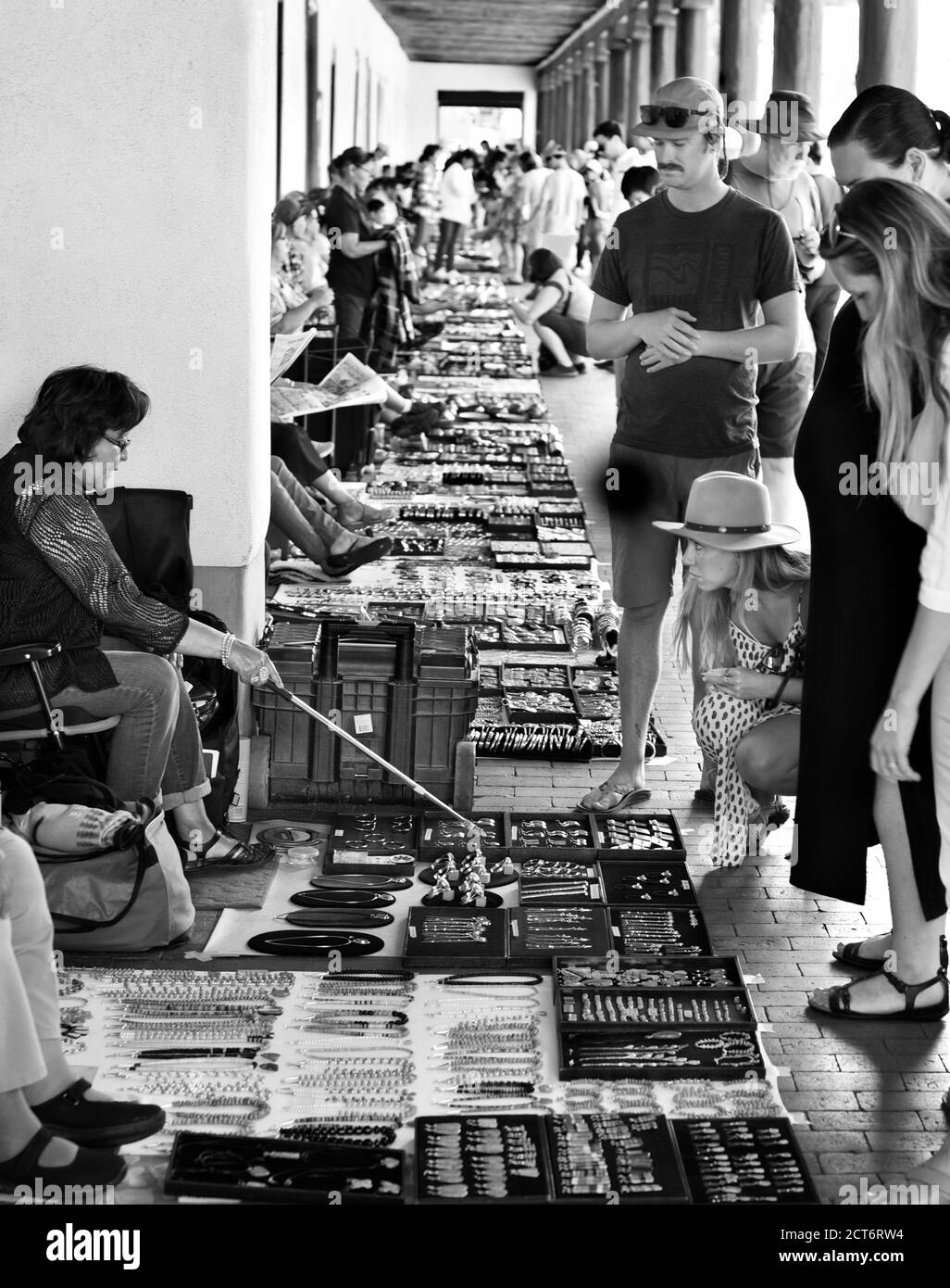 Gli artisti native-americani vendono i loro gioielli, ceramiche e altre opere d'arte sulla piazza di Santa Fe, New Mexico. Foto Stock