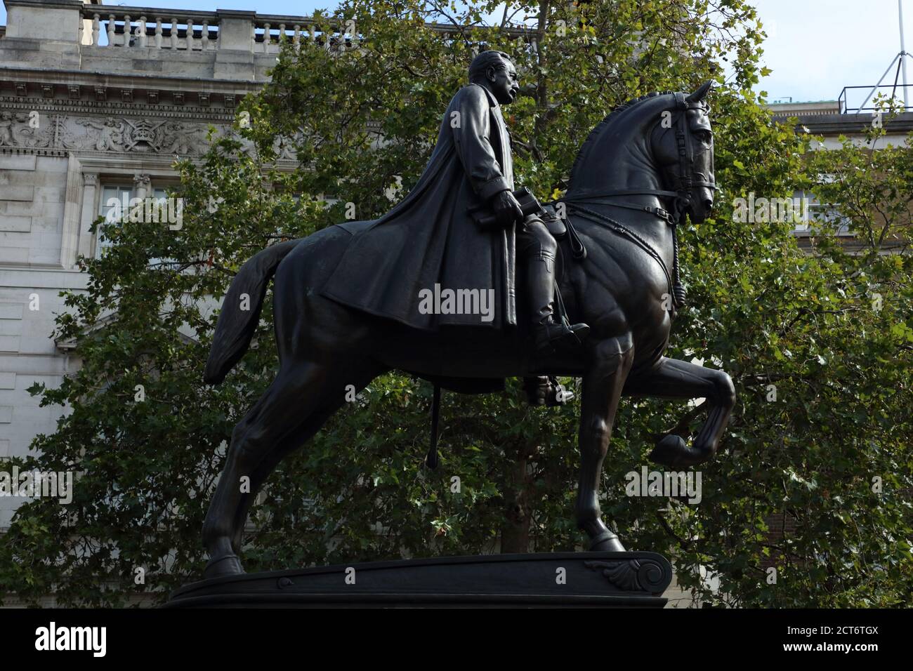 Statua di Earl Haig visto su Whitehall con gli alberi sullo sfondo. Foto Stock