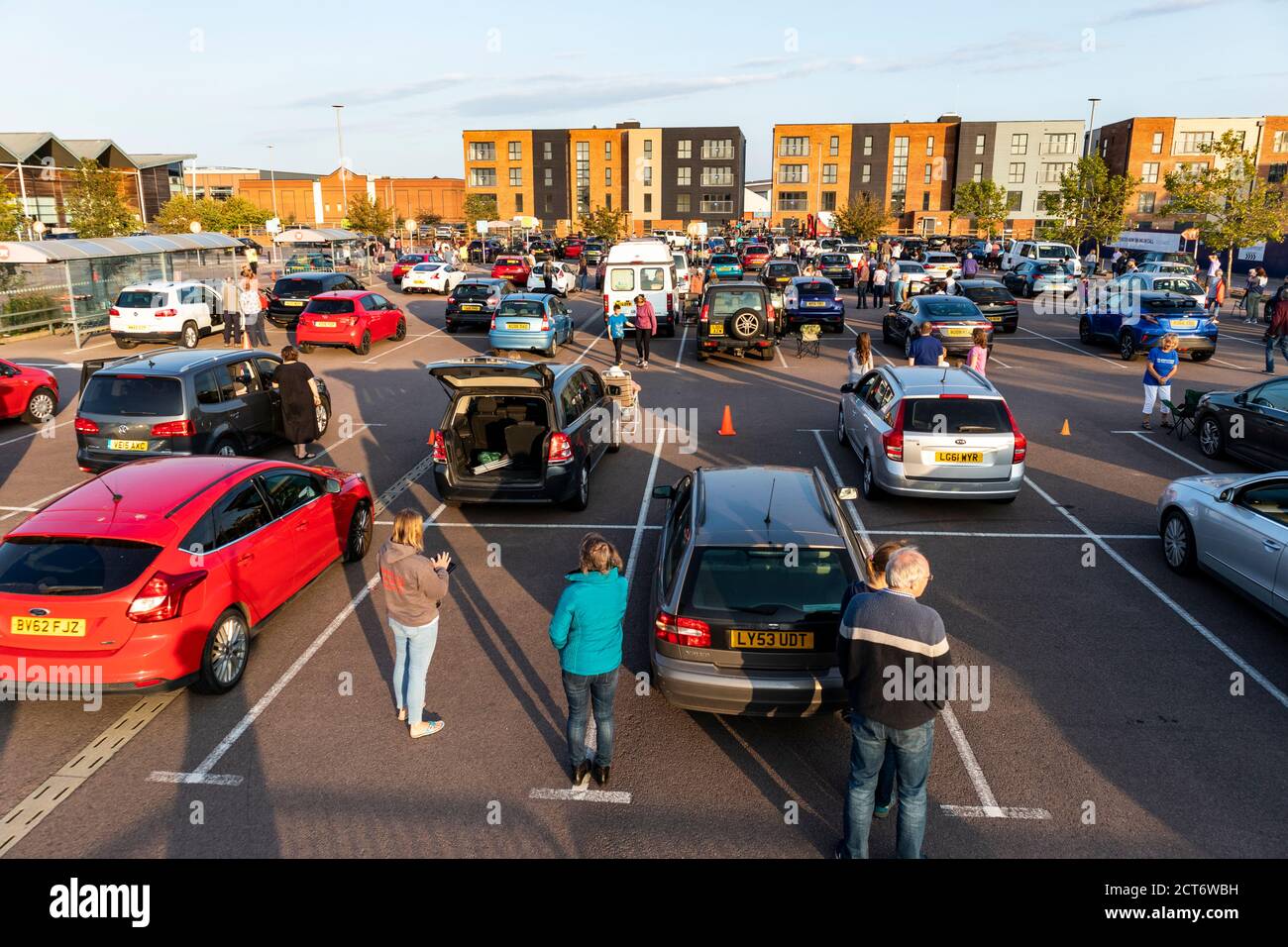 Un servizio di guida in chiesa conforme alle restrizioni del Covid 19 su una domenica sera nel parcheggio di Sainsburys a Gloucester Quays, Gloucester UK Foto Stock