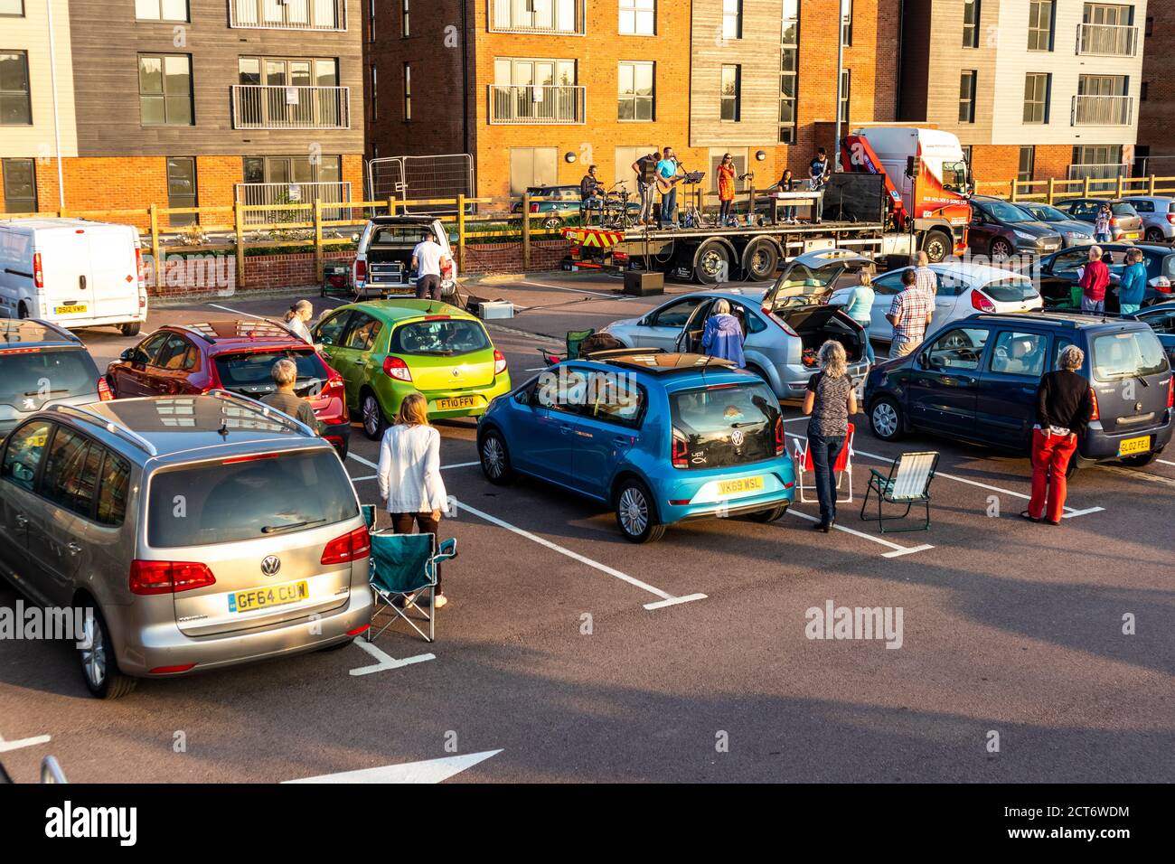 Un servizio di guida in chiesa conforme alle restrizioni del Covid 19 su una domenica sera nel parcheggio di Sainsburys a Gloucester Quays, Gloucester UK Foto Stock