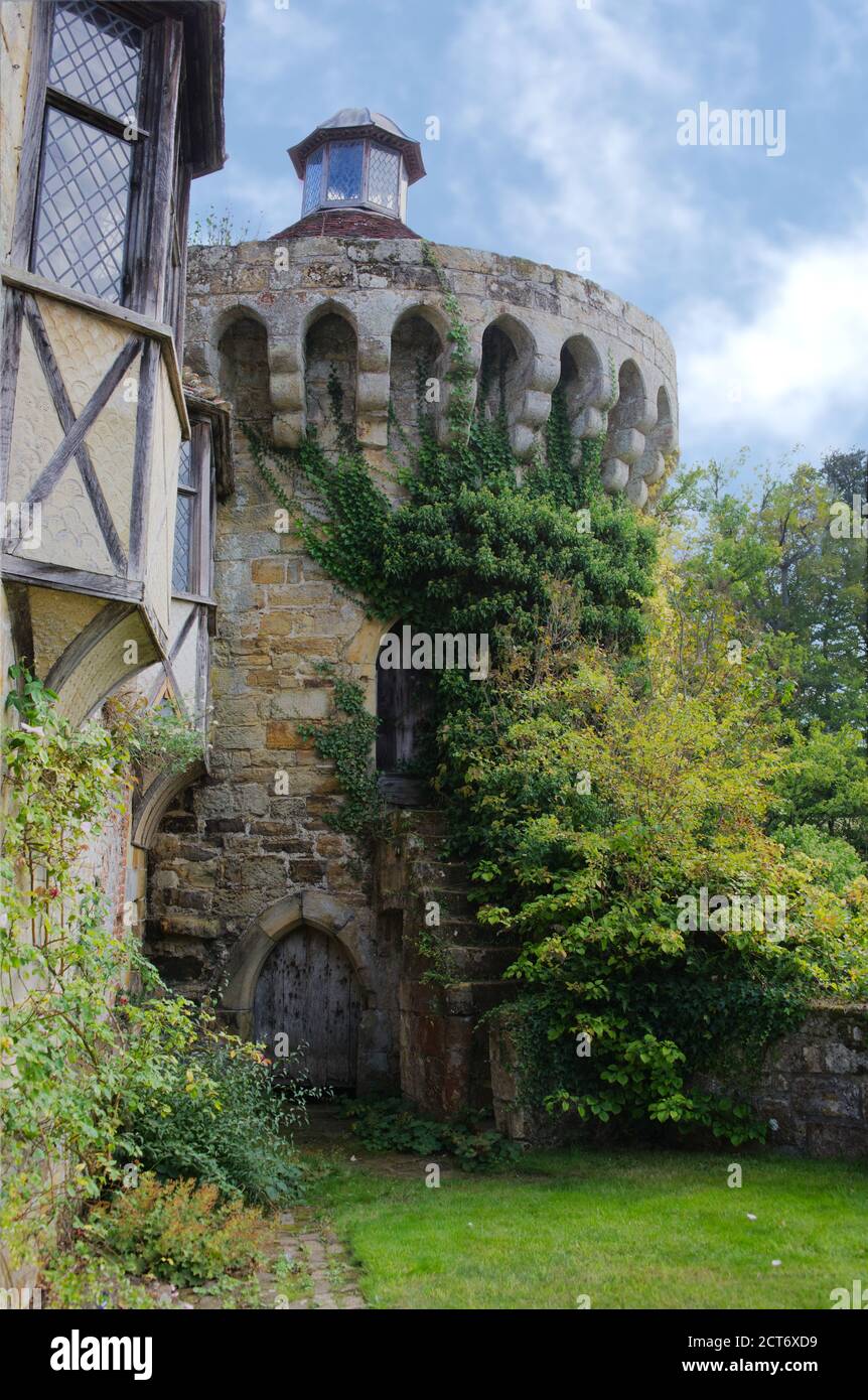 castello sul fossato in estate Foto Stock