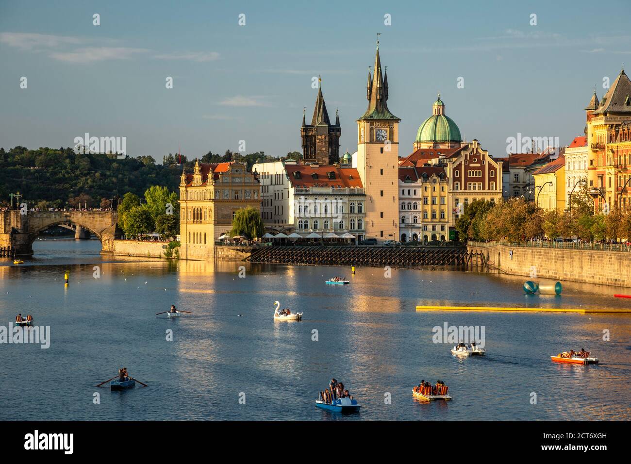 Vista di edifici sul lato est del Ponte Carlo e diportisti sulla Moldava (Moldau) Fiume, Centro Storico, Praga, Repubblica Ceca Foto Stock
