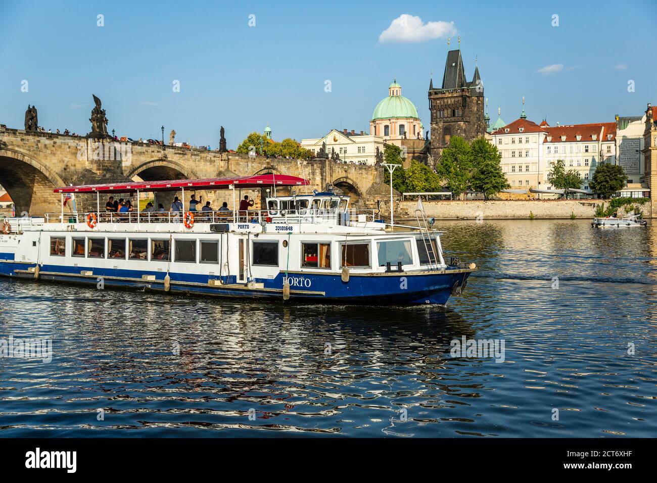 Tour in barca sul fiume Moldau e sul Ponte Carlo, Praga, Repubblica Ceca Foto Stock