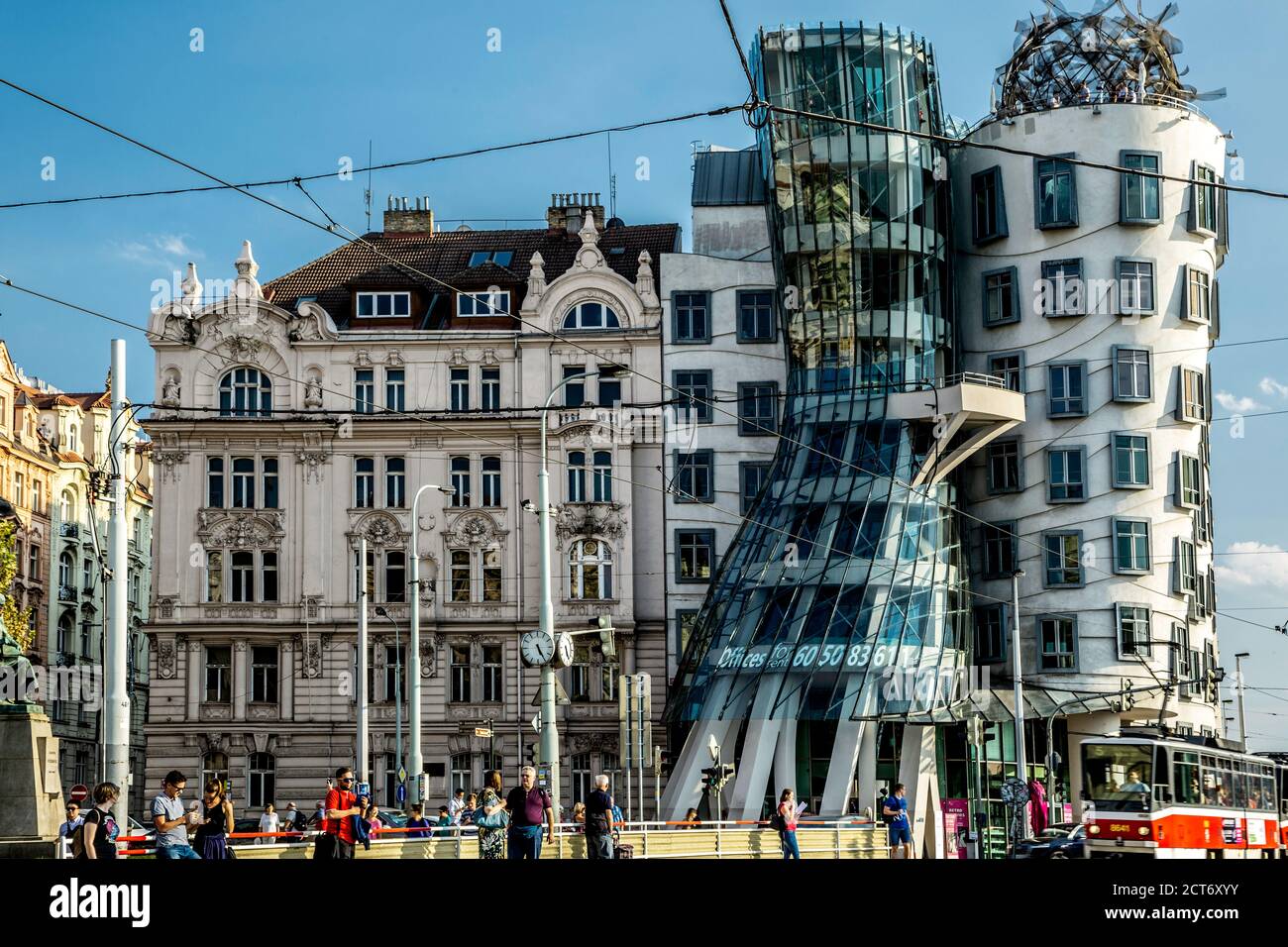La Casa Danzante (edificio di Frank Gehry) e il tram, la città nuova di Praga, Repubblica Ceca Foto Stock