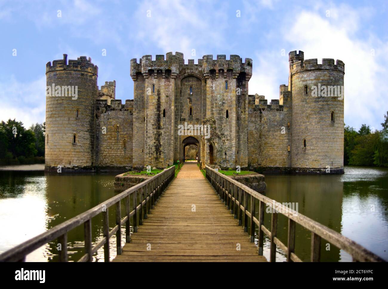 castello sul fossato in estate Foto Stock
