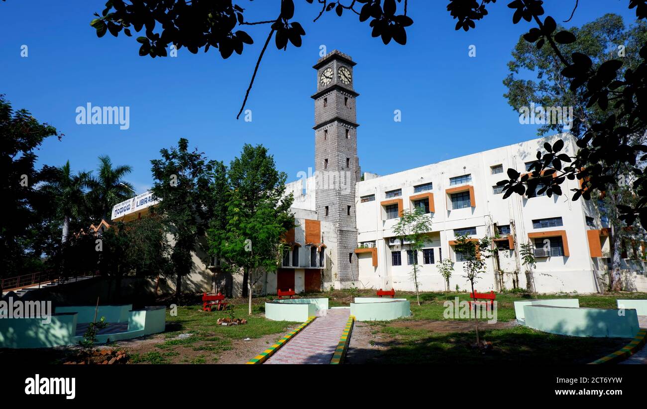 Kalaburagi, Karnataka/India-Settembre 03.2020: Foto a basso angolo di edificio della biblioteca universitaria gulbarga con biblioteca verde all'aperto isolata in natura Foto Stock