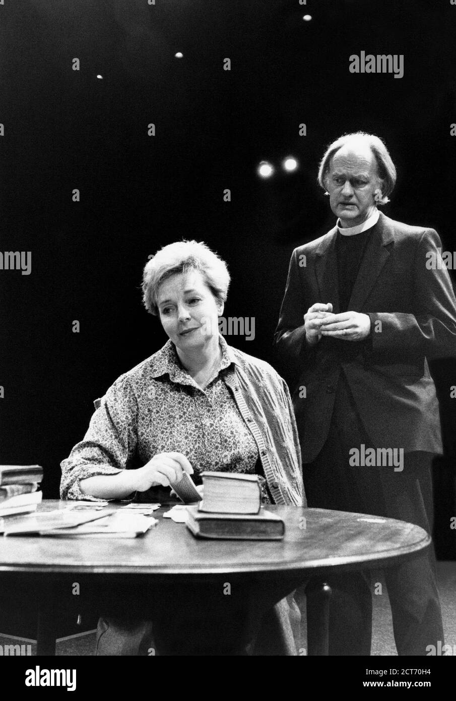 Barbara Leigh-Hunt (Heather Espy), Oliver Ford Davies (Rev Lionel Espy) in UN DEMONE DA CORSA di David Hare al Cottesloe Theatre, National Theatre (NT), Londra SE1 08/02/1990 design: Bob Crowley illuminazione: Mark Henderson regista: Richard Eyre Foto Stock
