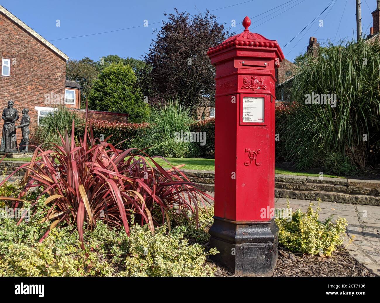 Fairfield insediamento Moravo scatola a pilastri a piega con statua sullo sfondo. Droylsdon, Greater Manchester, Regno Unito Foto Stock