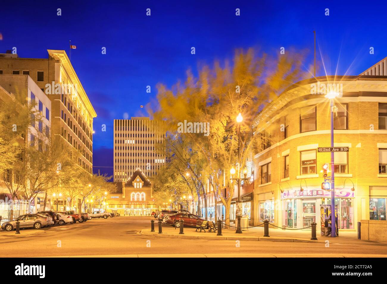 21st Street Shopping District nel quartiere centrale degli affari di Centro di Saskatoon Saskatchewan Canada di notte Foto Stock