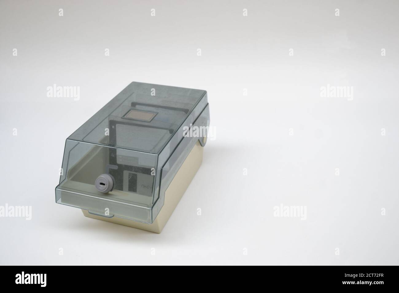 Portadischi in plastica, scatola con divisori e chiave, scatola chiusa, con unità floppy disk, sfondo bianco, spazio di copia, Brasile, Sud America, vint Foto Stock