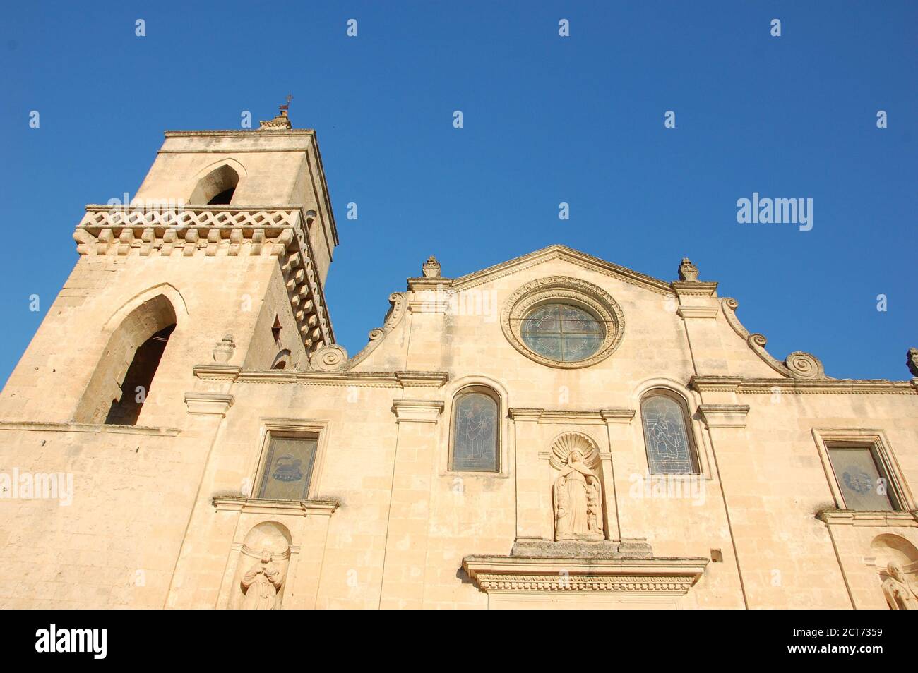 Chiesa di San Pietro Caveoso facciata in Matera e blu chiaro cielo sopra Foto Stock